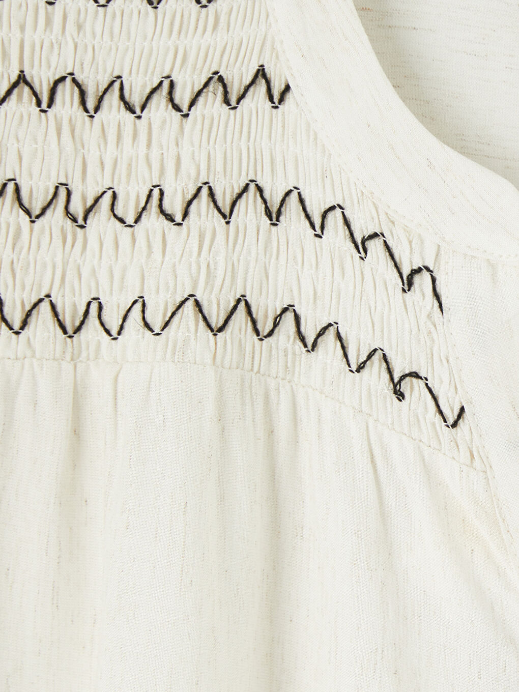 Bej Kaçık Yaka Nakışlı Keten Karışımlı Bluz-2