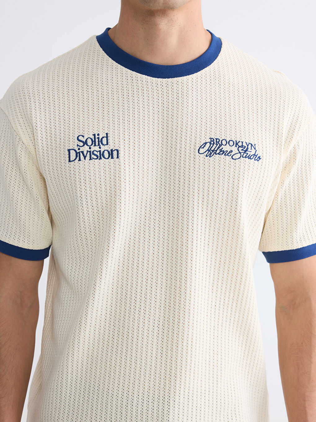 Ekru Bisiklet Yaka Brooklyn Nakışlı Erkek Tişört-2