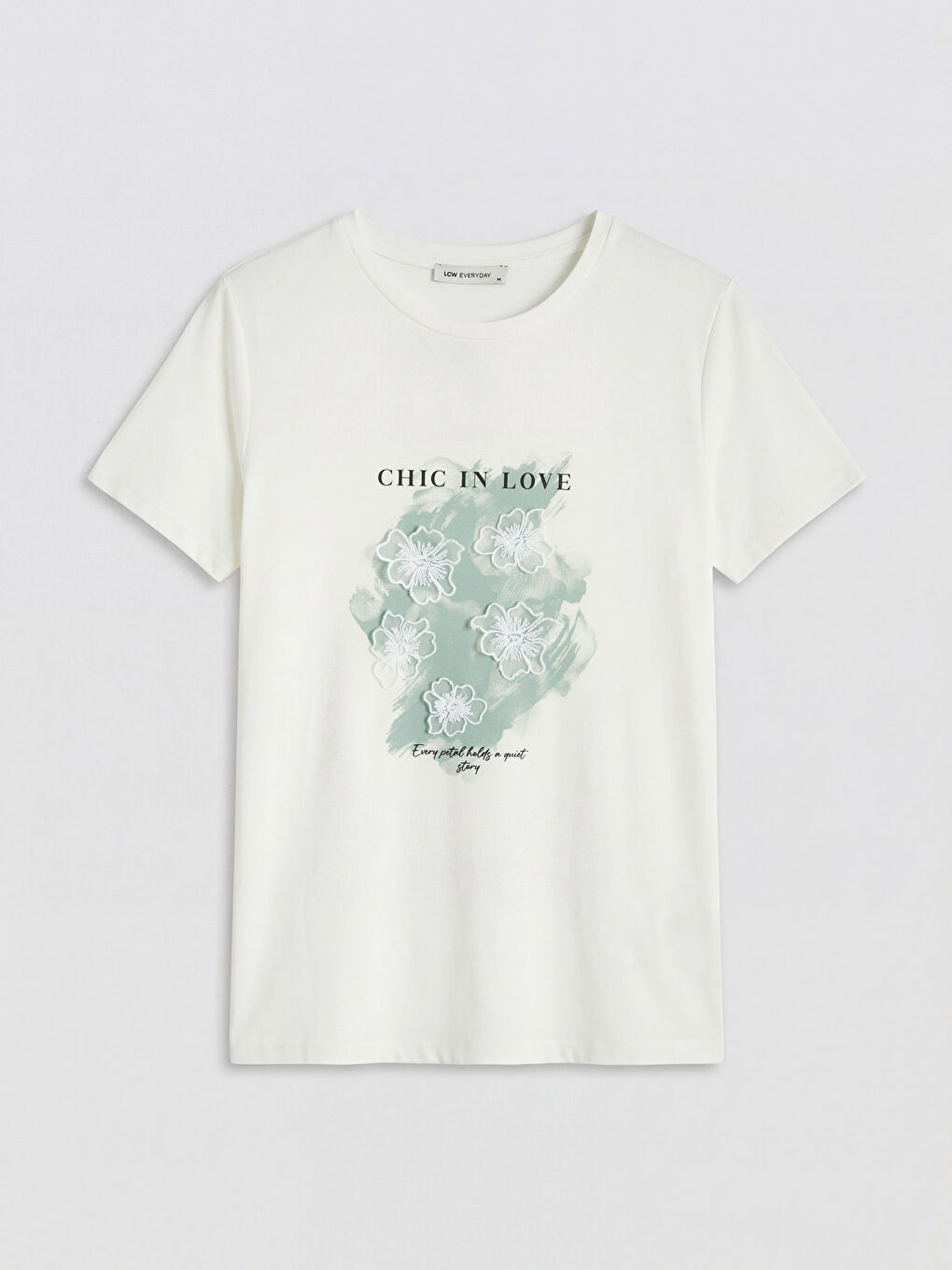 Beyaz Bisiklet Yaka Nakışlı Kadın Tişört