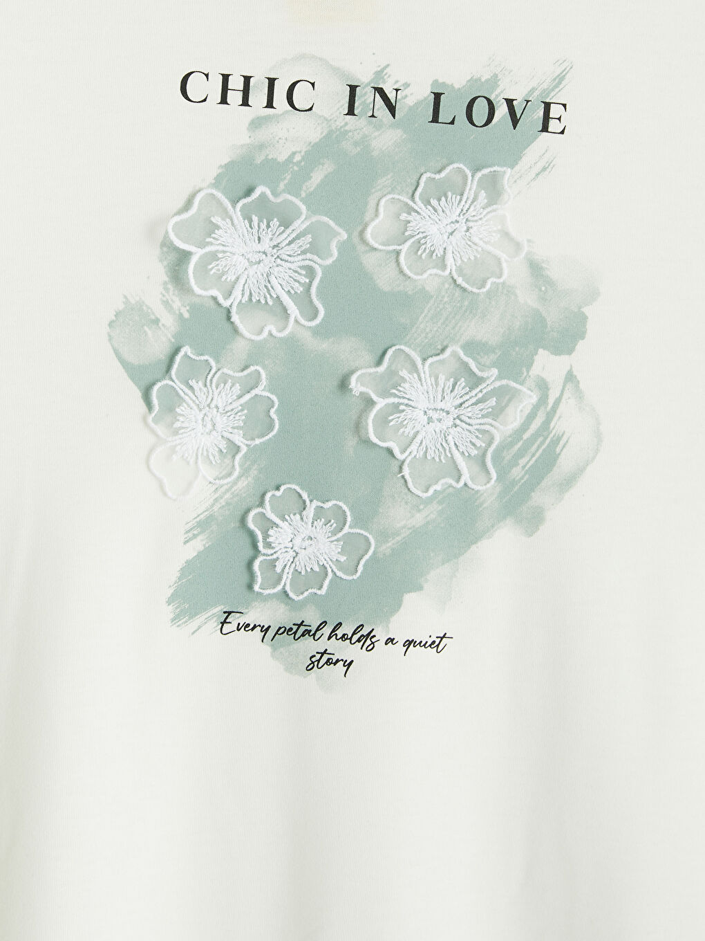 Beyaz Bisiklet Yaka Nakışlı Kadın Tişört-2