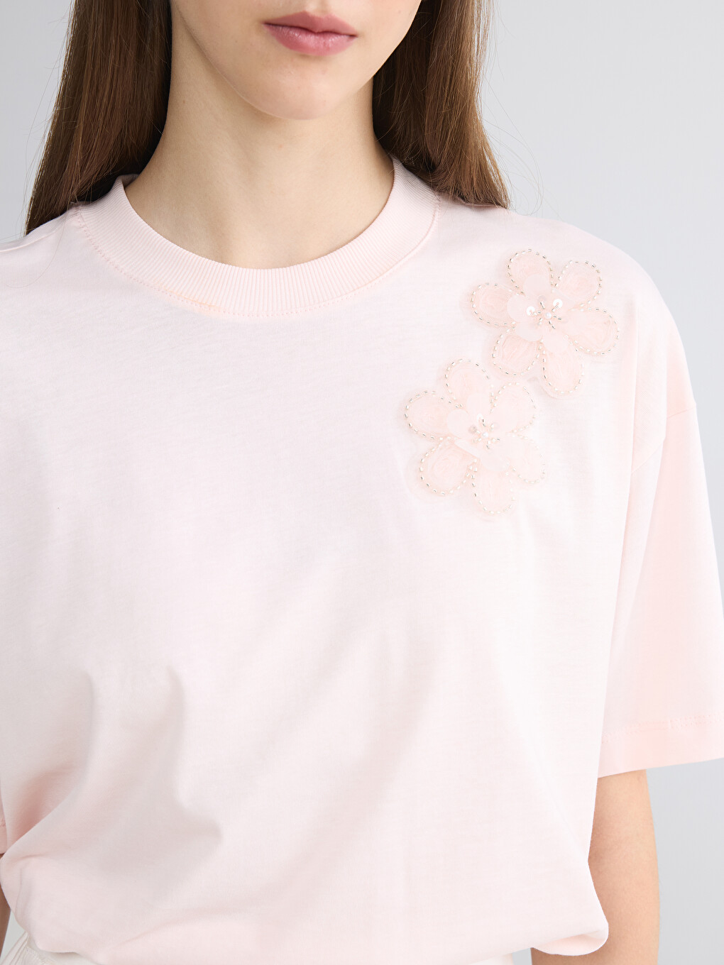 Bluza sa okruglim izrezom i vezom-2