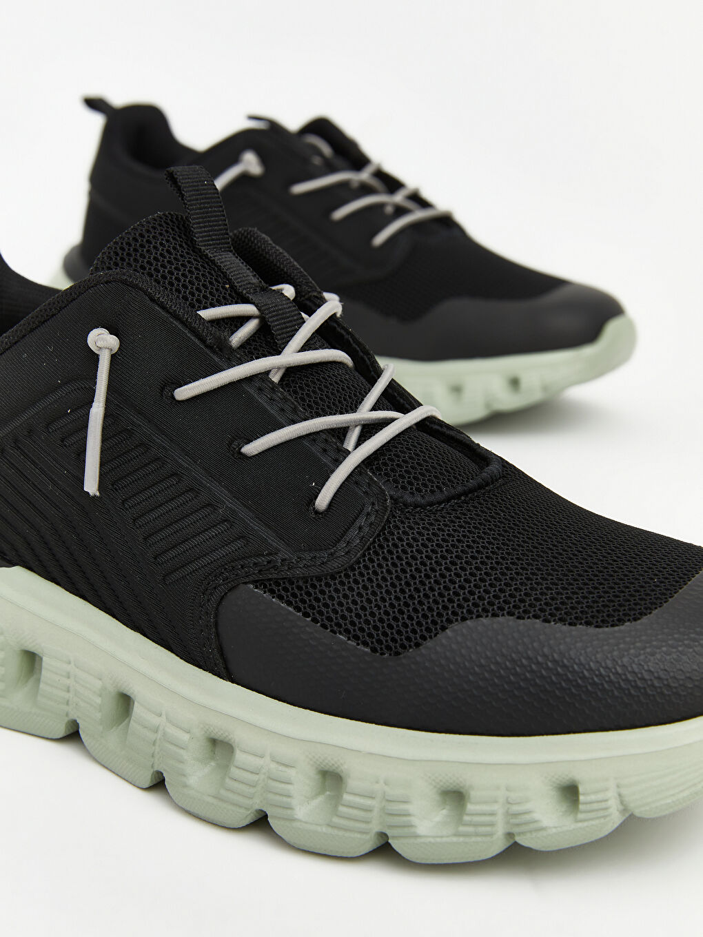 Siyah Fileli Kalın Tabanlı Erkek Çocuk Spor Ayakkabı-2