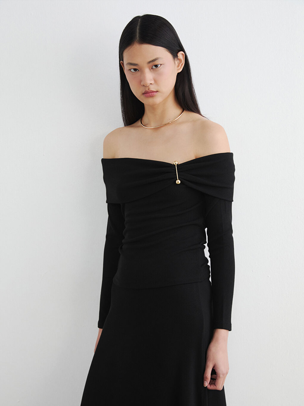 Siyah Kayık Yaka Büzgülü Bluz