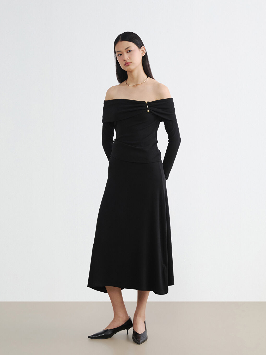 Siyah Kayık Yaka Büzgülü Bluz-1