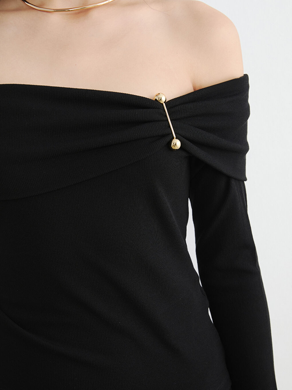 Siyah Kayık Yaka Büzgülü Bluz-2