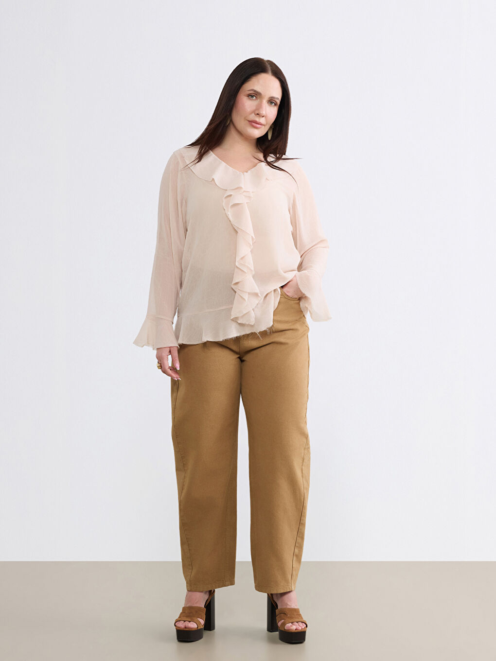 Bej Büyük Beden V Yaka Fırfırlı Bluz-1