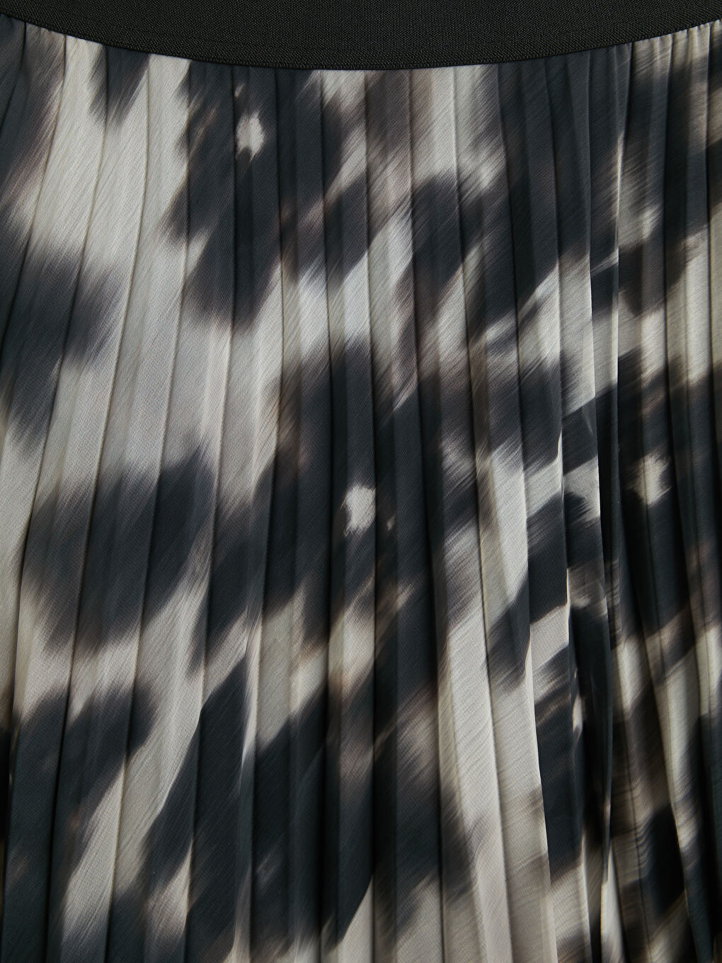 Siyah Beli Lastikli Çiçekli Pileli Etek-2