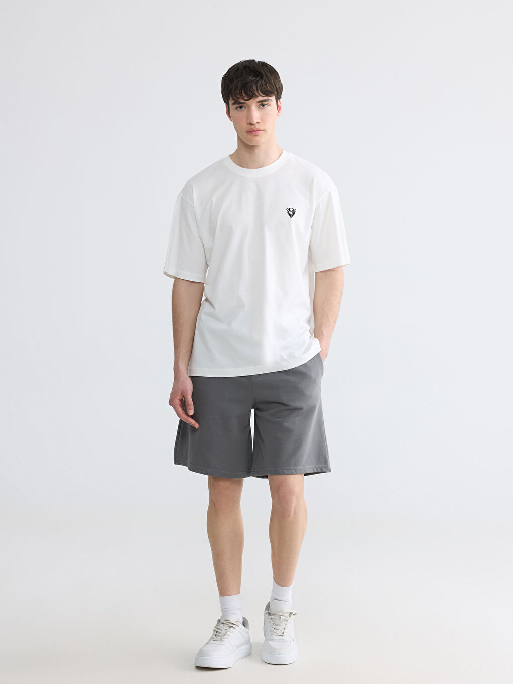 Beyaz Bisiklet Yaka Nakışlı Penye Erkek Tişört-1