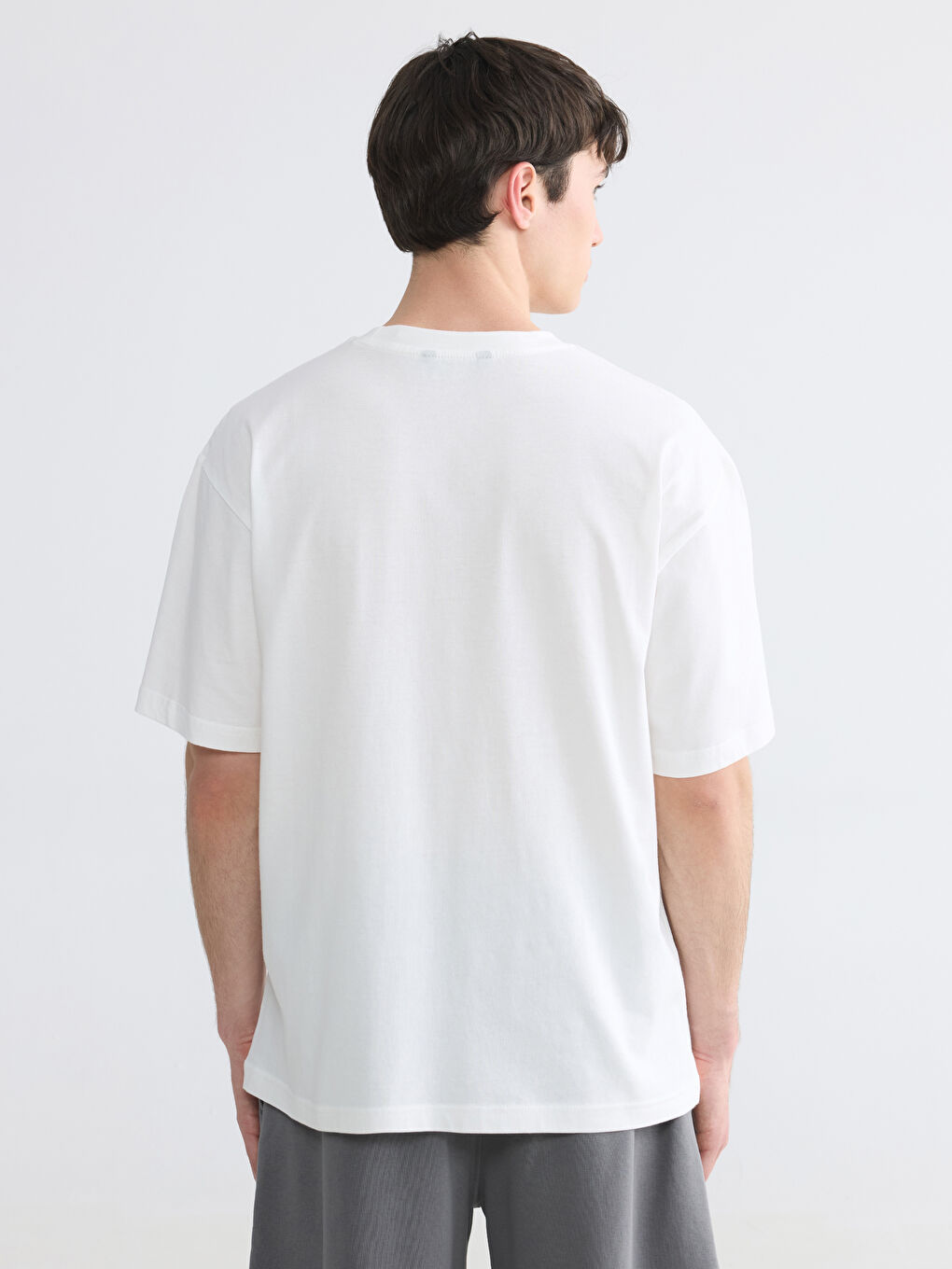 Beyaz Bisiklet Yaka Nakışlı Penye Erkek Tişört-3