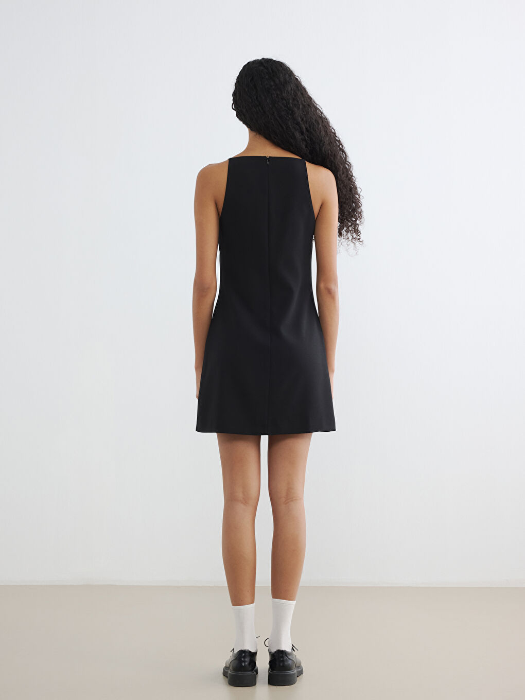 Siyah Halter Yaka Mini Elbise-3