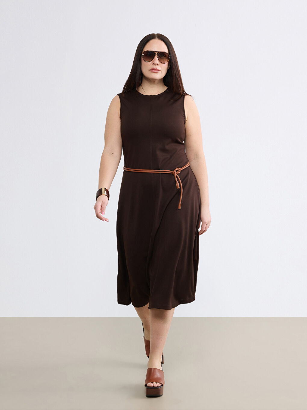 Kahverengi Büyük Beden Bisiklet Yaka Kuşaklı Elbise