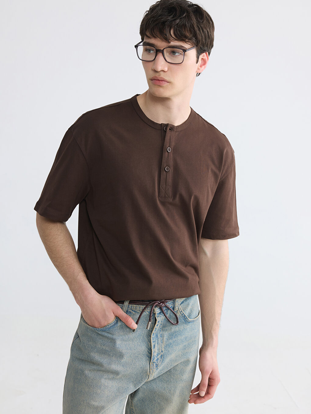 Kahverengi Henley Yaka Erkek Tişört