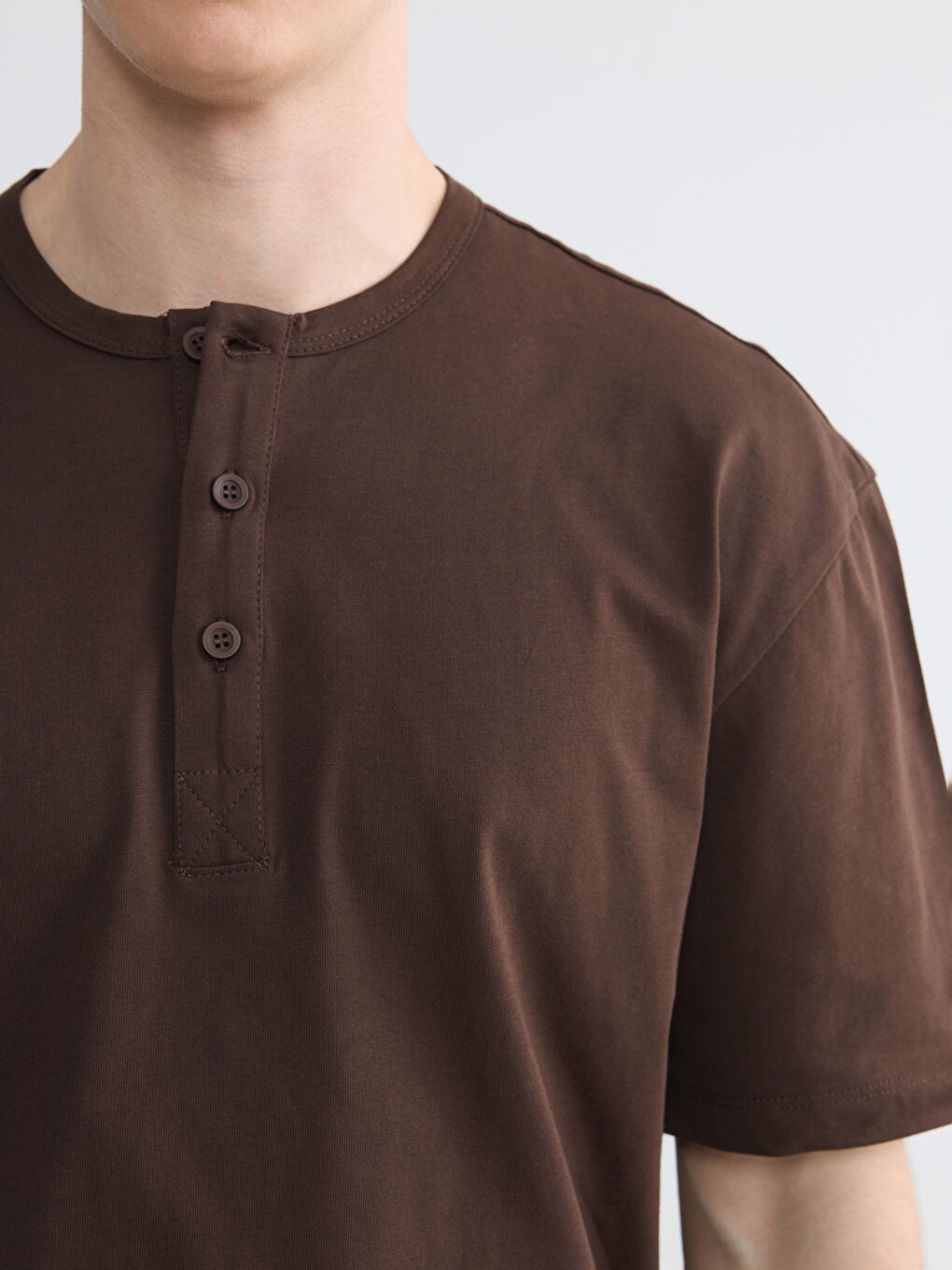 Kahverengi Henley Yaka Erkek Tişört-2