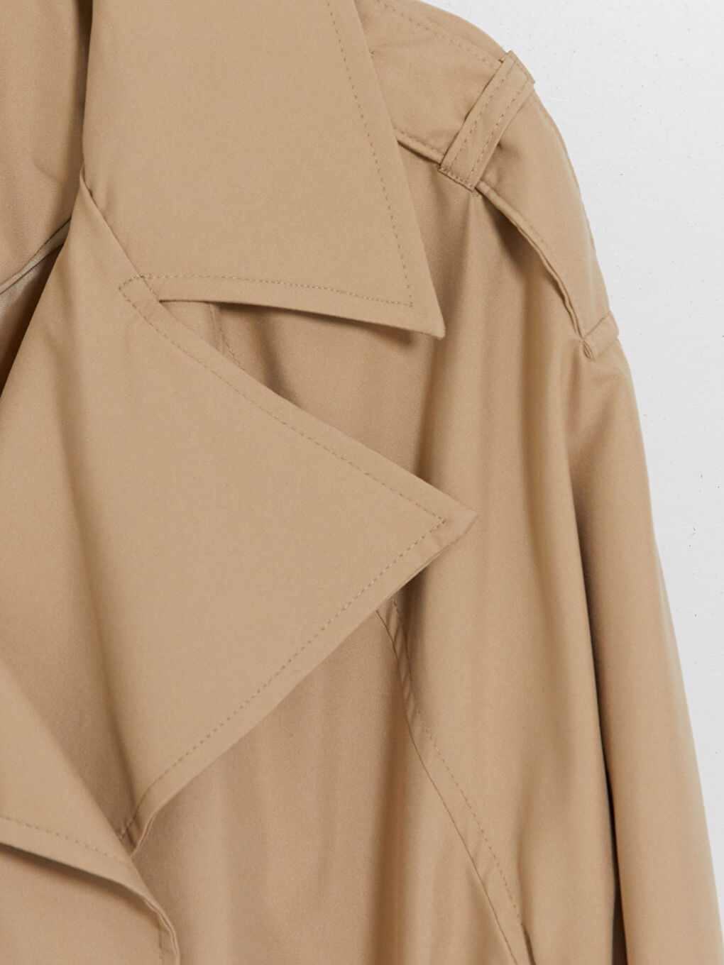 Bej Kruvaze Yaka Kuşaklı Kadın Trençkot-2