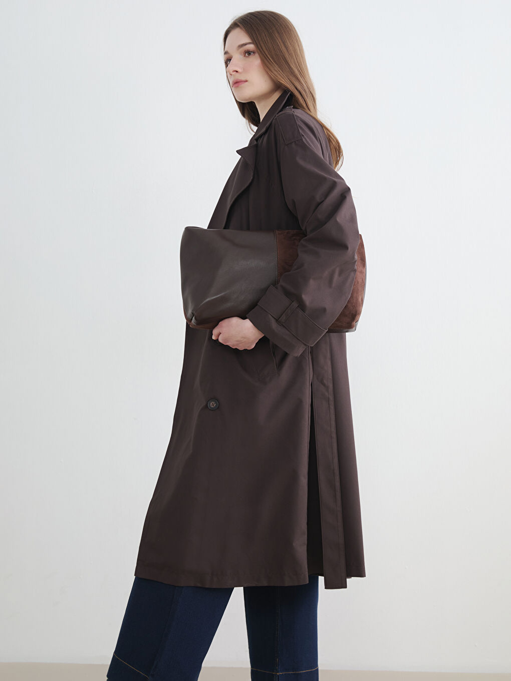 Kahverengi Kruvaze Yaka Kuşaklı Kadın Trençkot