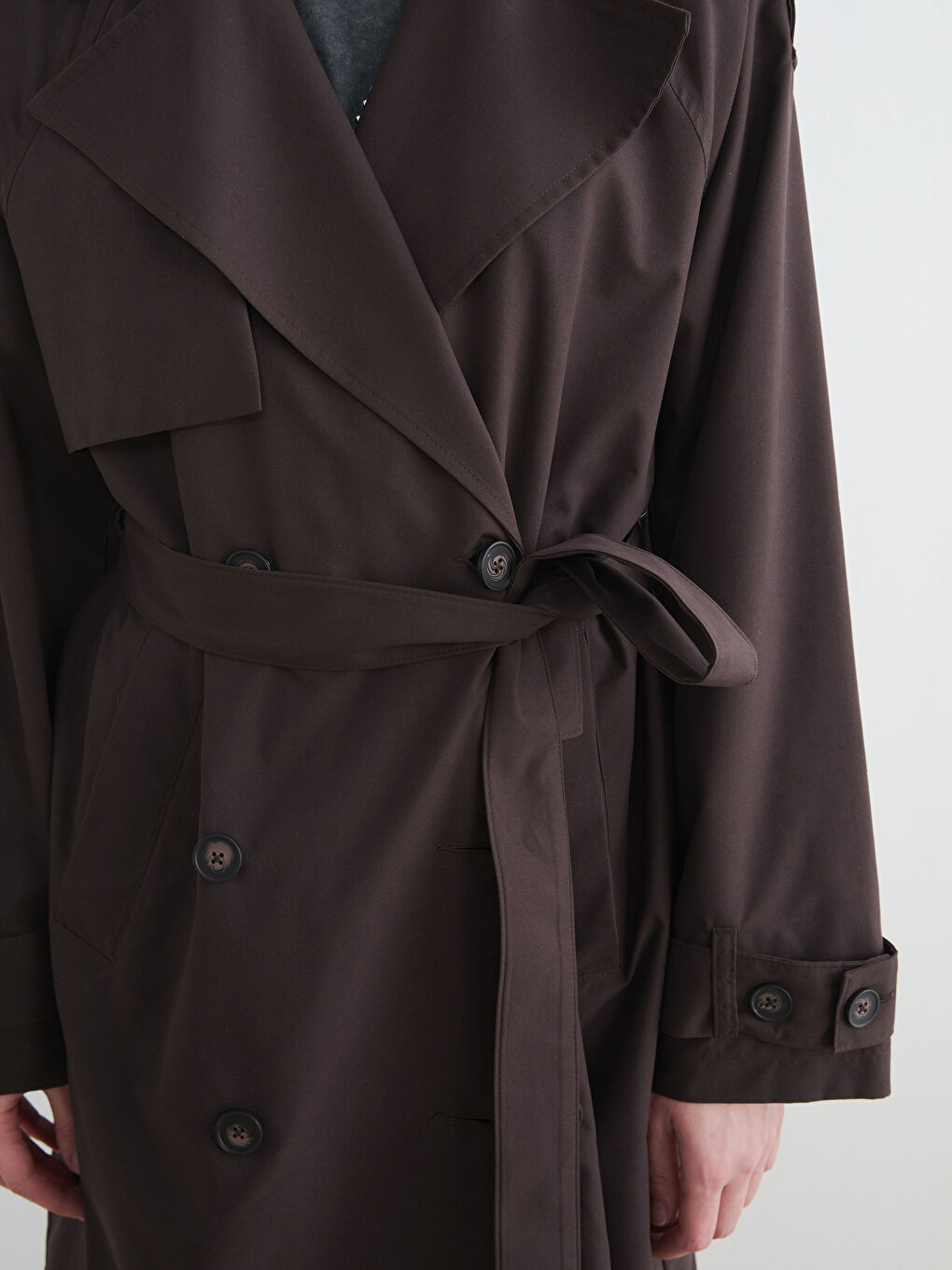 Kahverengi Kruvaze Yaka Kuşaklı Kadın Trençkot-2