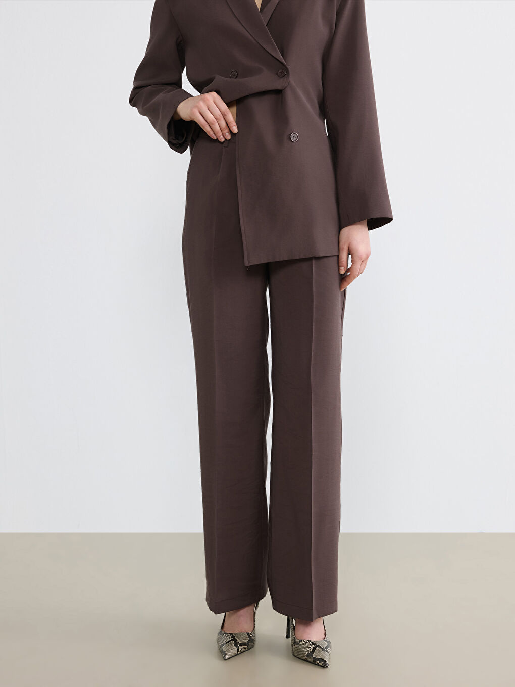 Kahverengi Regular Fit Pileli Kadın Kumaş Pantolon-1