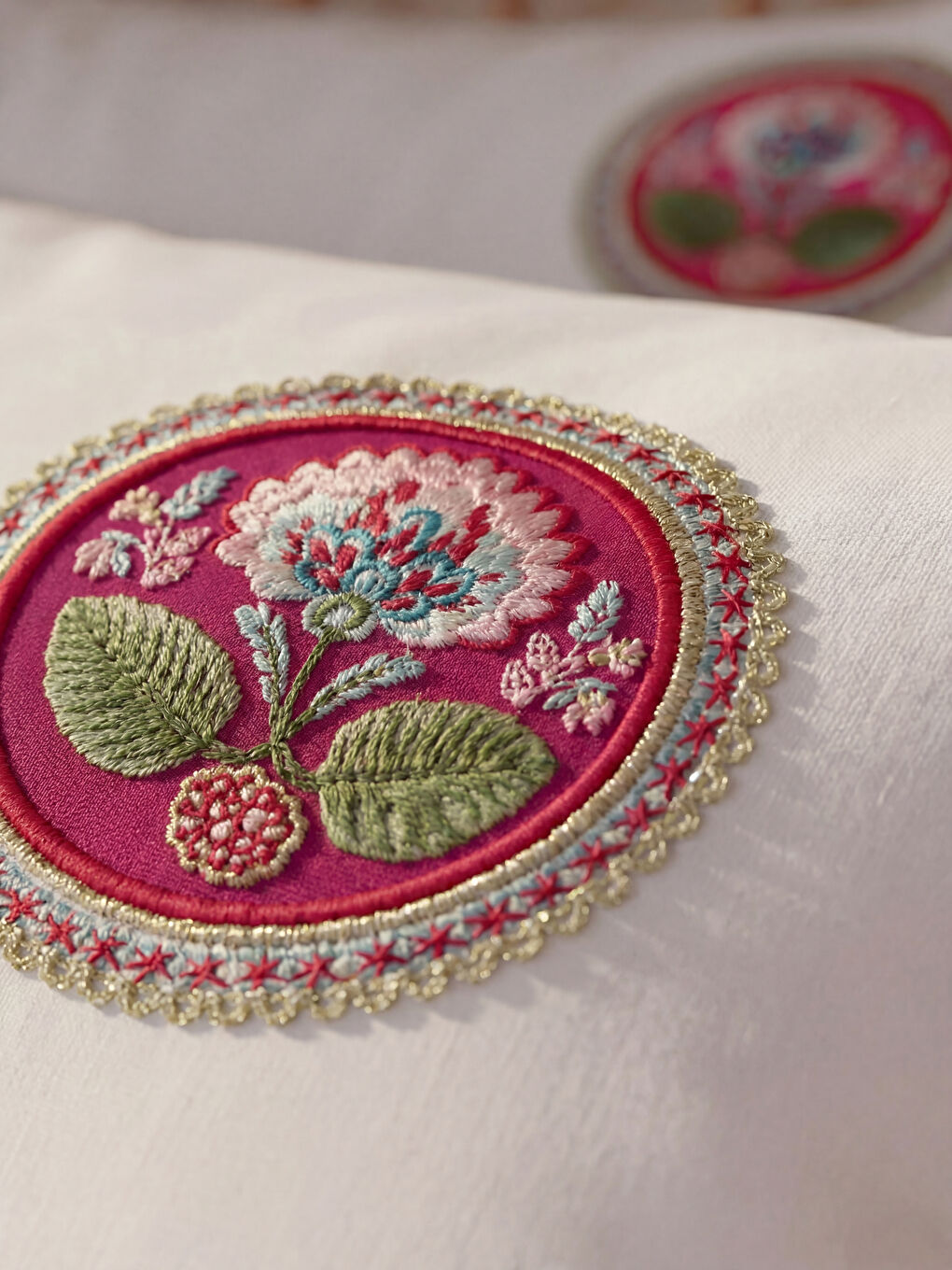 Beyaz Çiçek Nakışlı Pamuklu Yastık Kılıfı 2'li 50x70 cm-1