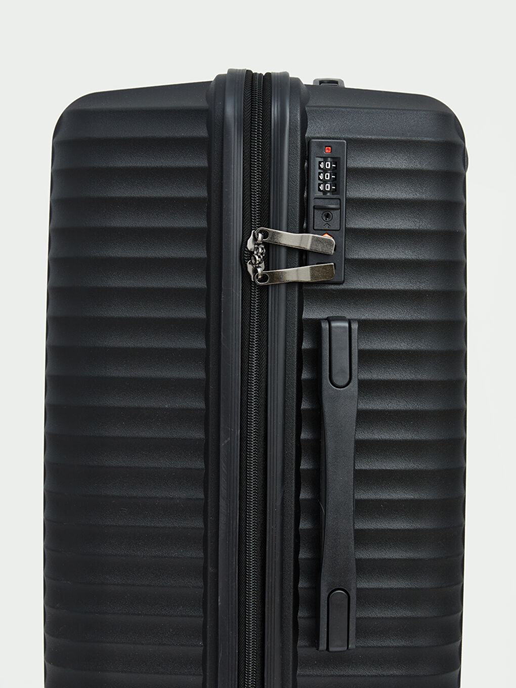 Siyah Kilit Detaylı Orta Boy Valiz-3
