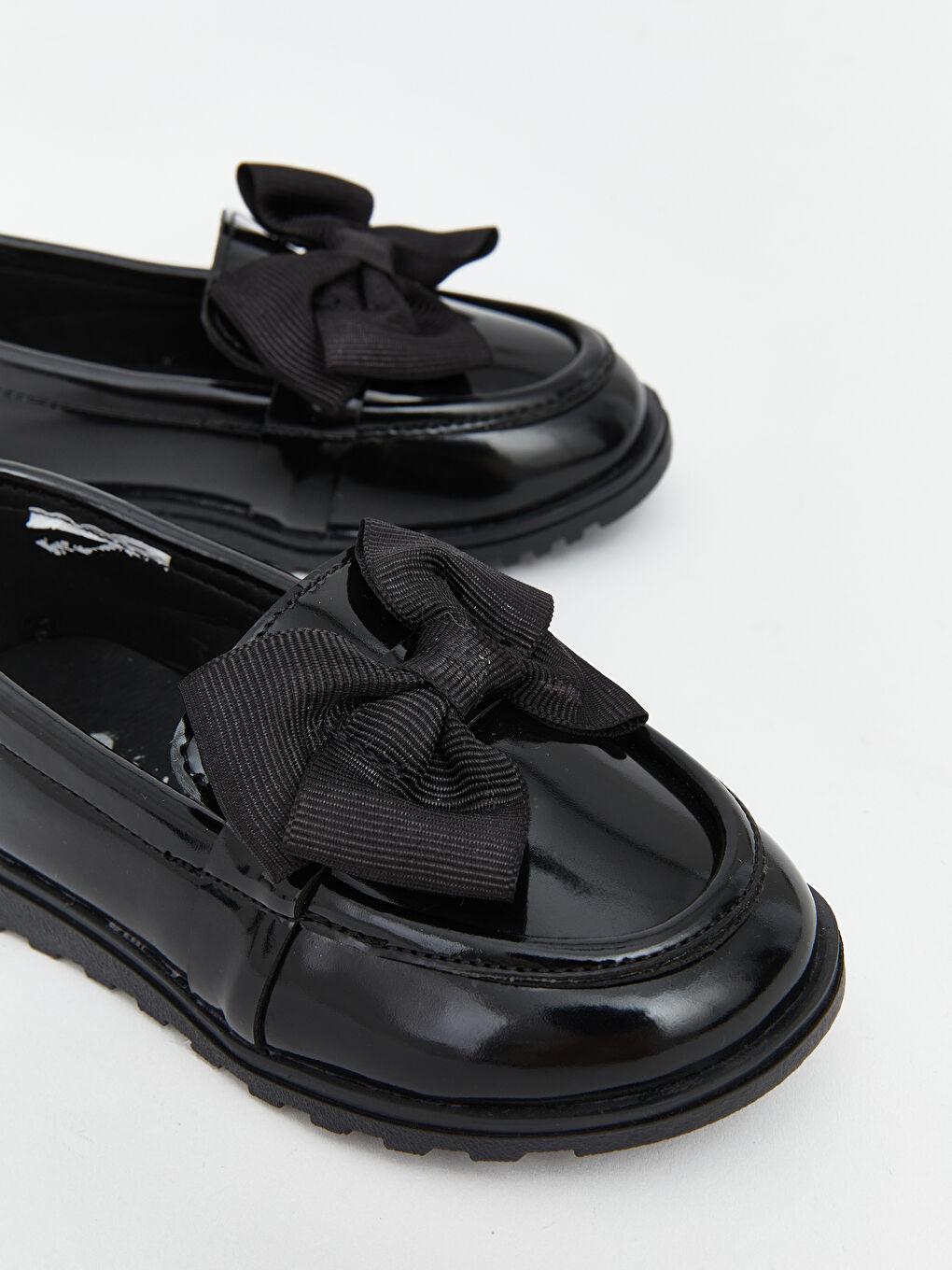 Siyah Deri Görünümlü Kız Bebek Babet -2