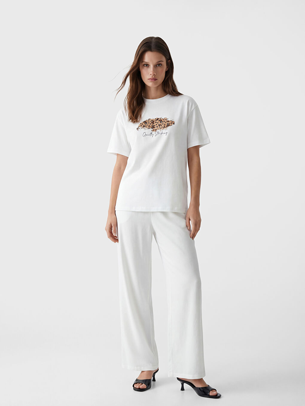 Beyaz Bisiklet Yaka Baskılı Kadın Tişört