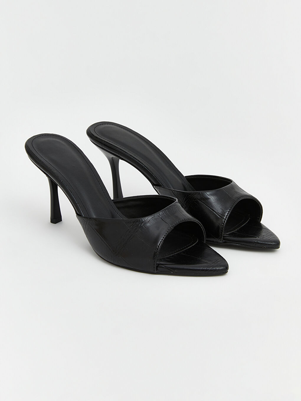 Siyah Sivri Burun Kadın Topuklu Ayakkabı