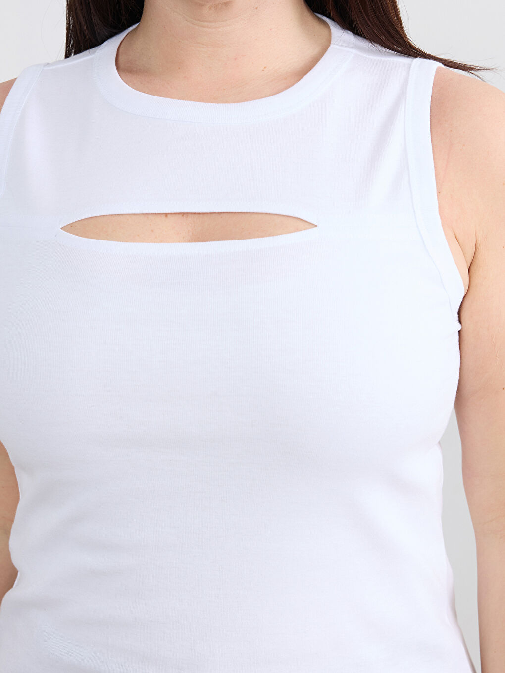 Beyaz Büyük Beden Pencere Detaylı Kadın Atlet-2