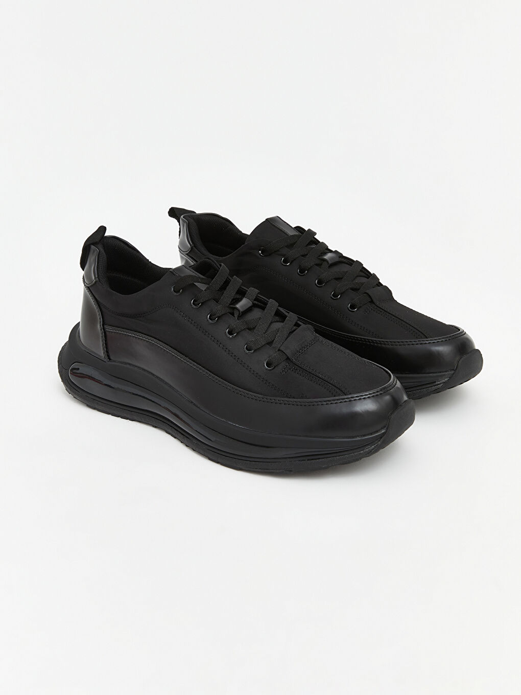 Siyah Bağcıklı ve Kalın Tabanlı Erkek Spor Ayakkabı