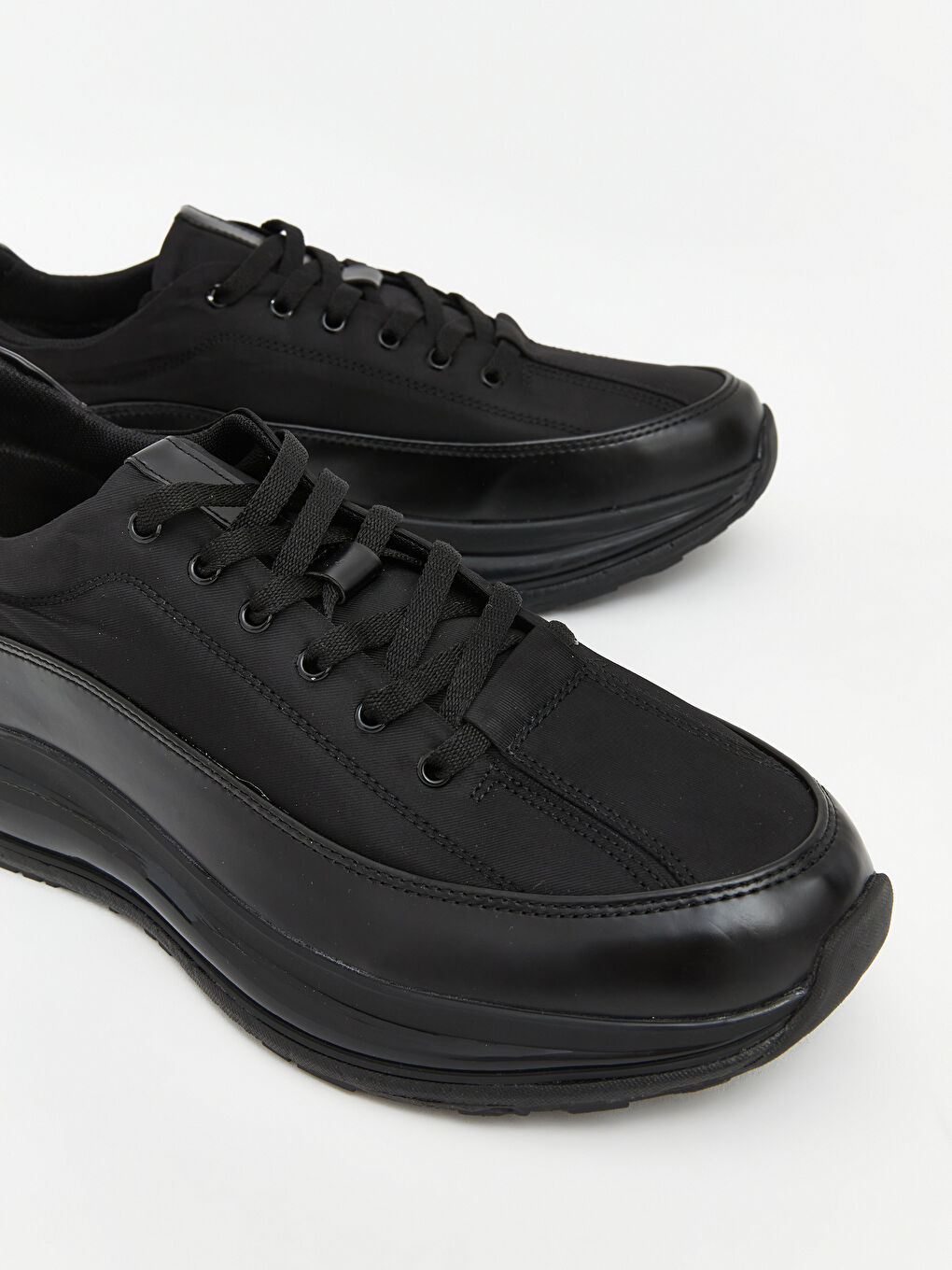 Siyah Bağcıklı ve Kalın Tabanlı Erkek Spor Ayakkabı-2