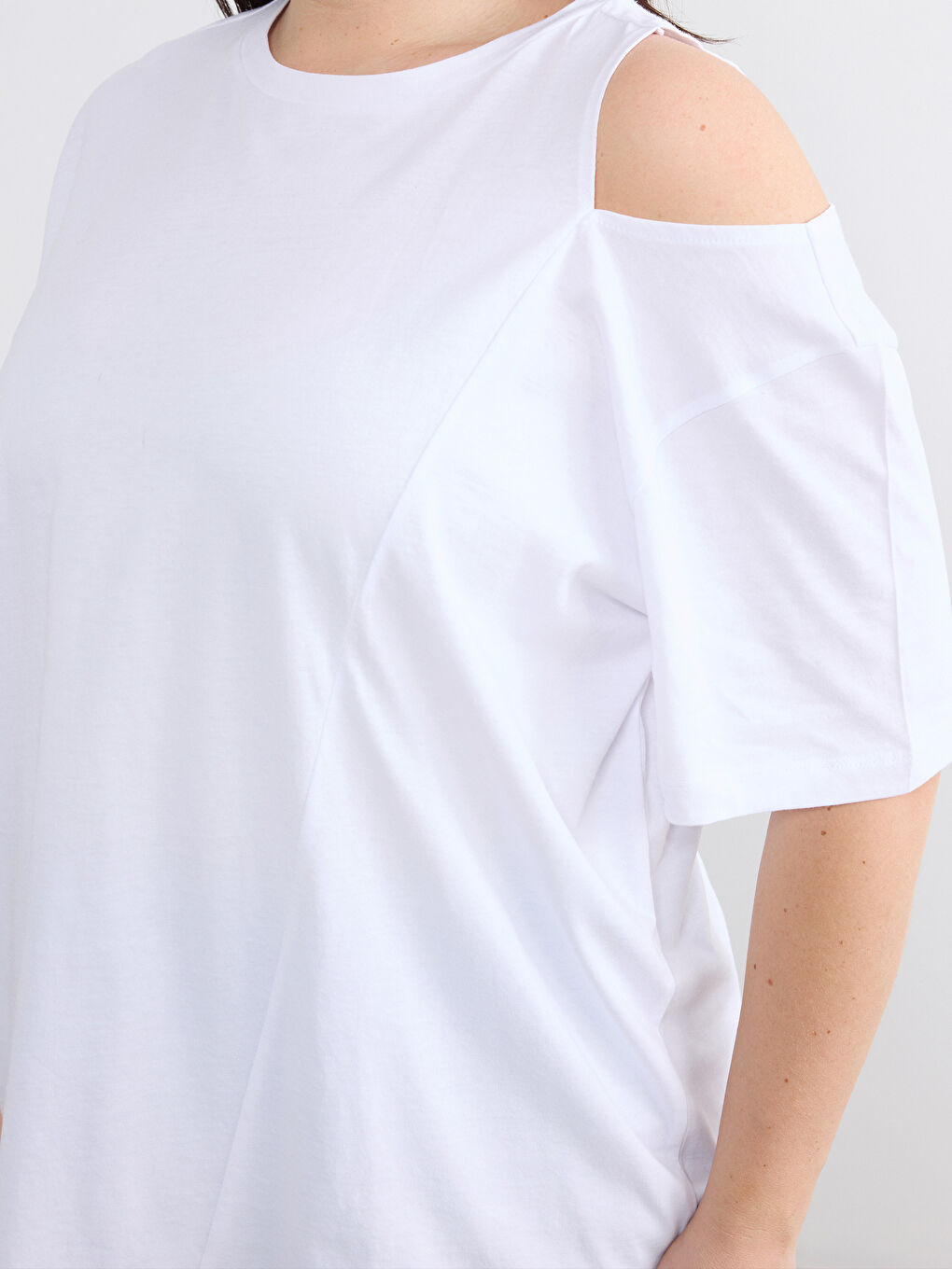 Beyaz Büyük Beden Omuz Dekolteli Bluz-2