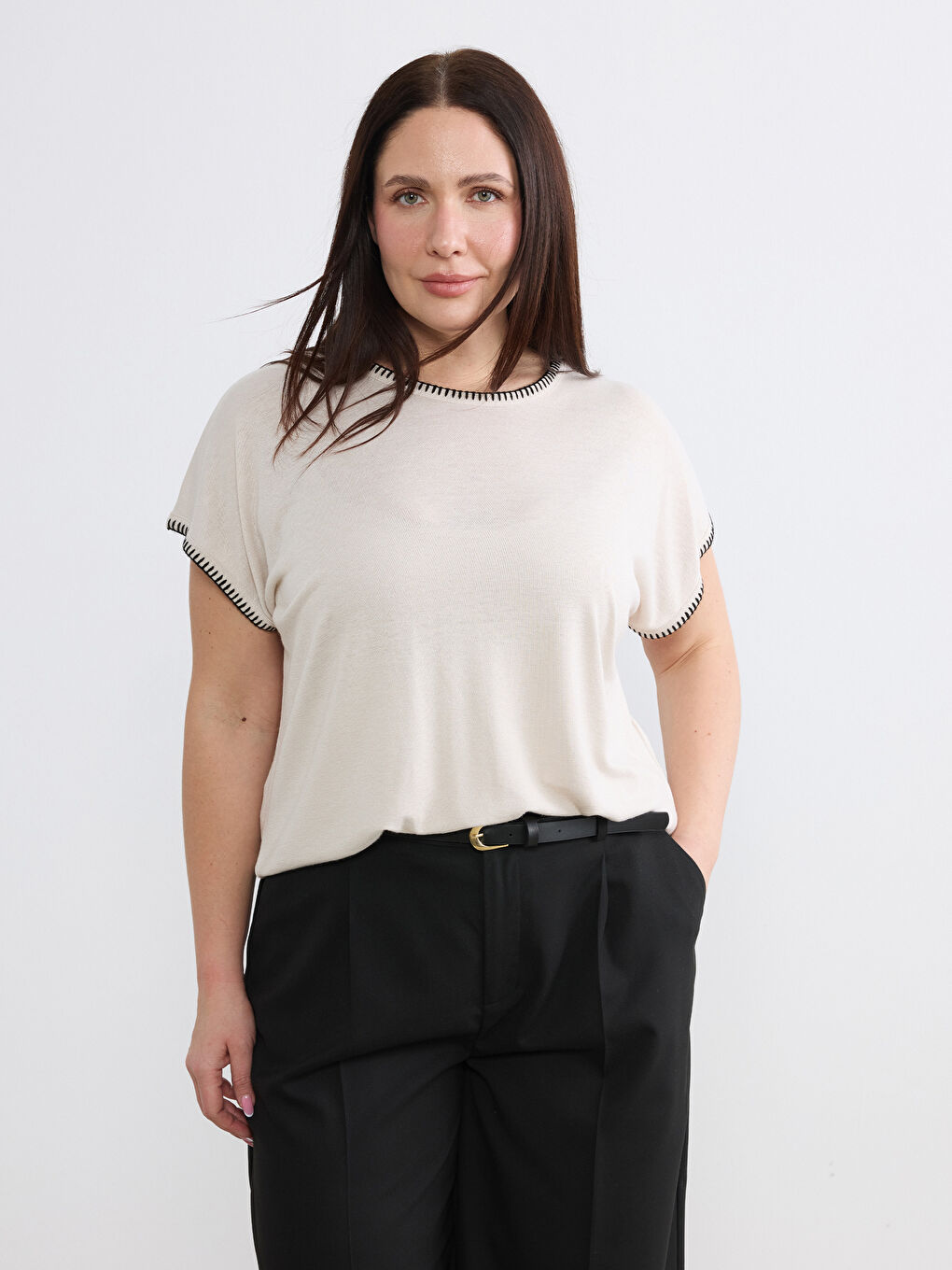 Ekru Büyük Beden Dikiş Detaylı Bluz