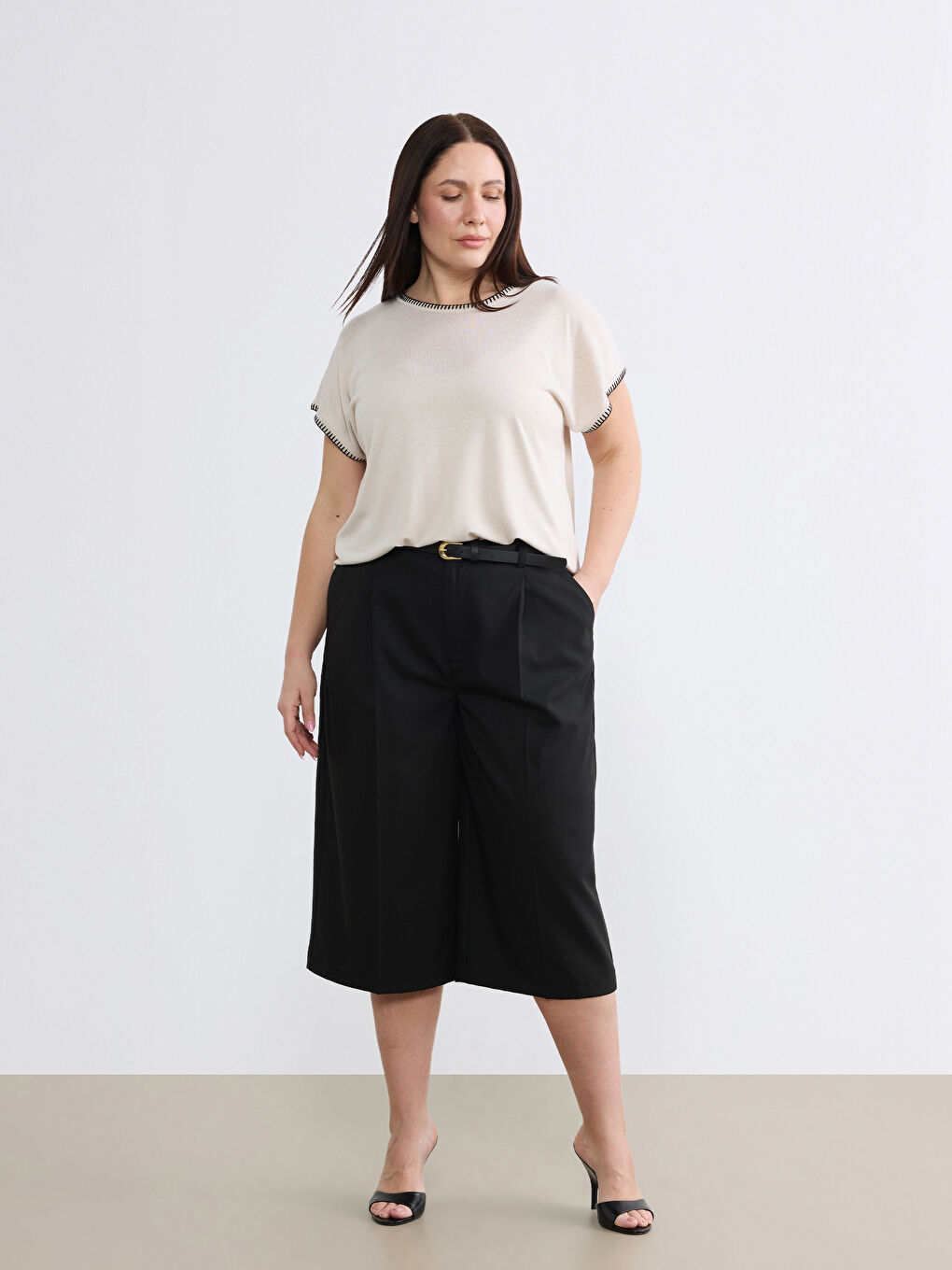 Ekru Büyük Beden Dikiş Detaylı Bluz-1