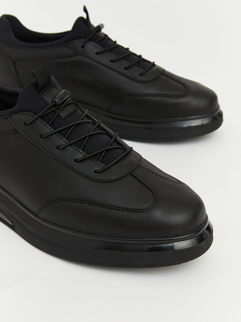 Siyah Deri Görünümlü Kalın Tabanlı Erkek Sneaker-1