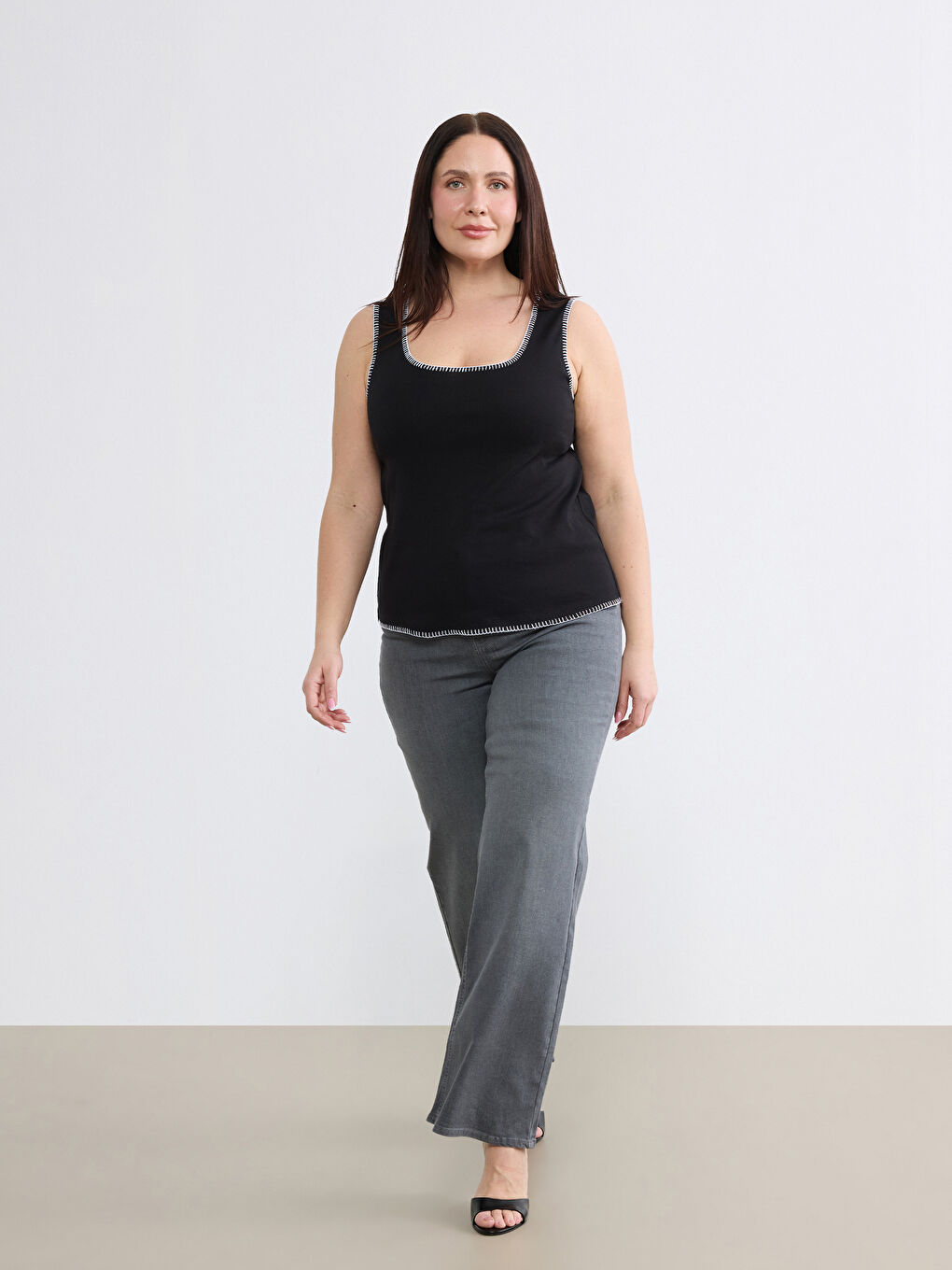 Siyah Büyük Beden Kare Yaka Dikiş Detaylı Kadın Atlet-1