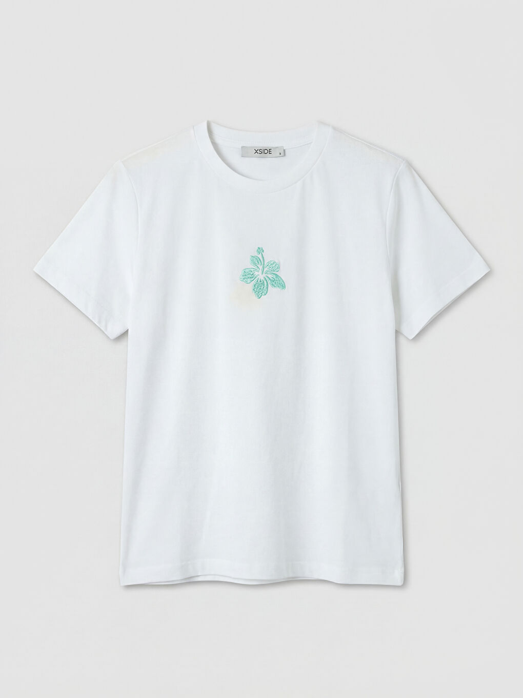 Beyaz Bisiklet Yaka Nakışlı Kadın Tişört