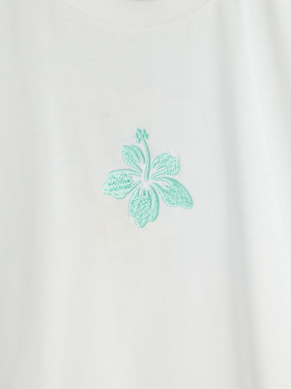 Beyaz Bisiklet Yaka Nakışlı Kadın Tişört-2