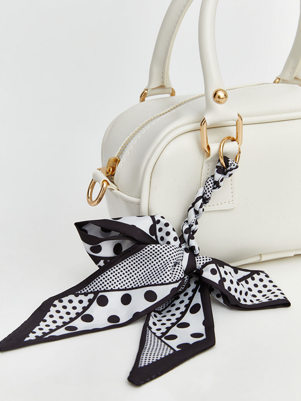 Beyaz Deri Görünümlü Fularlı Kadın Omuz Çantası-3