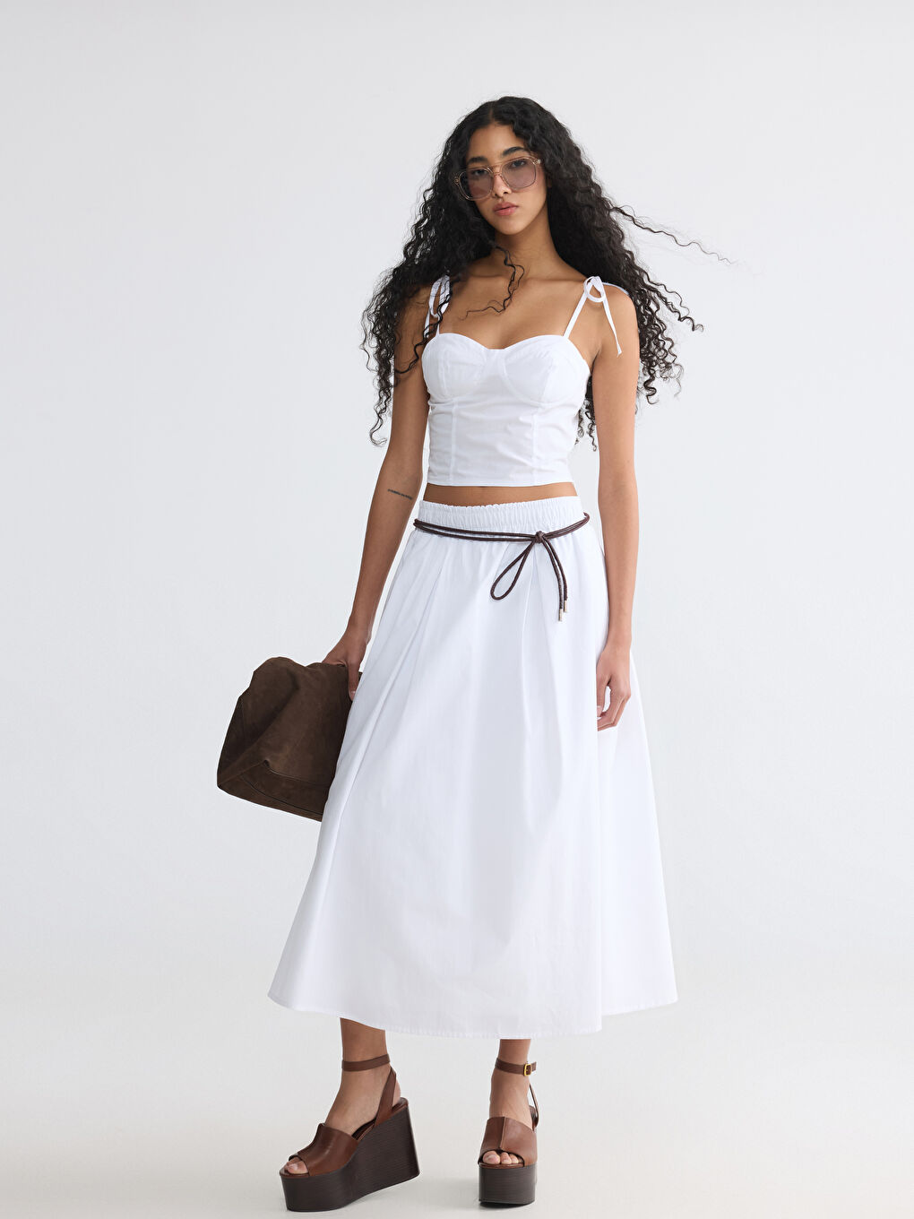 Beyaz Kalp Yaka İp Askılı Crop Bluz-1