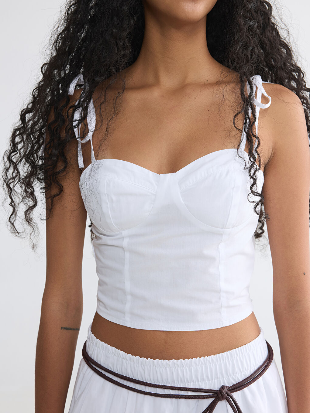 Beyaz Kalp Yaka İp Askılı Crop Bluz-2