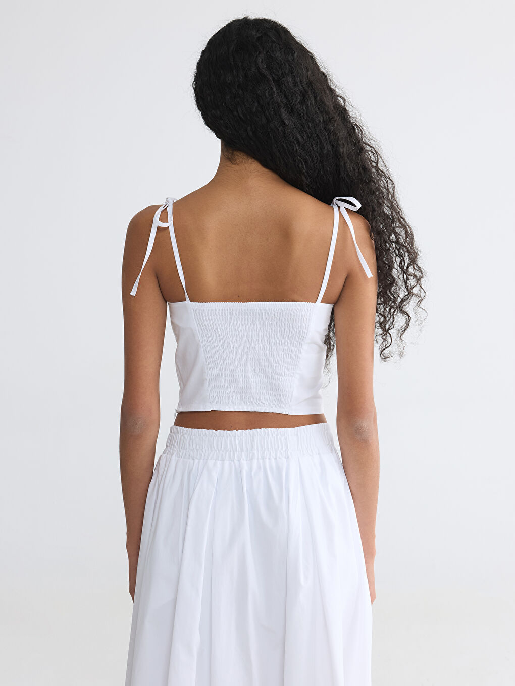 Beyaz Kalp Yaka İp Askılı Crop Bluz-3