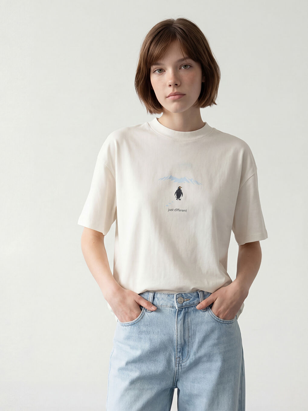 Beyaz Bisiklet Yaka Baskılı Kadın Tişört