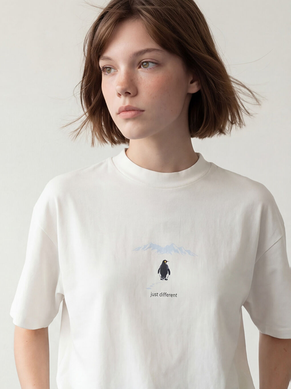 Beyaz Bisiklet Yaka Baskılı Kadın Tişört-4