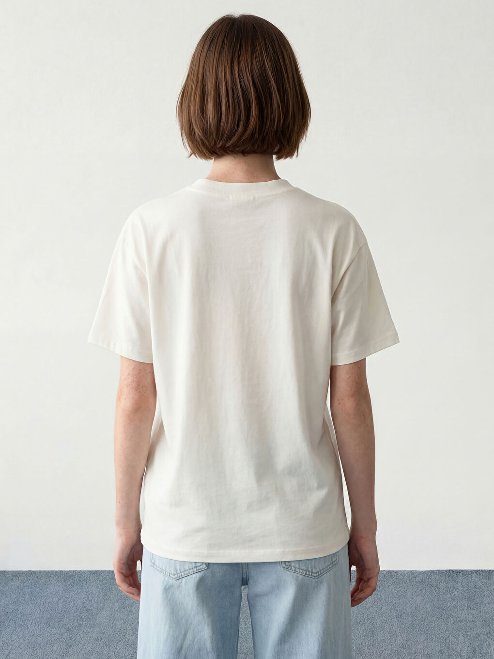 Beyaz Bisiklet Yaka Baskılı Kadın Tişört-6