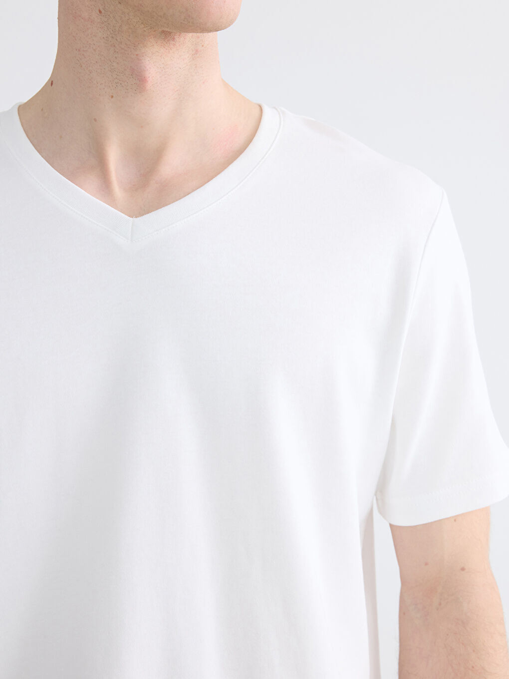 Beyaz V Yaka Erkek Tişört-2