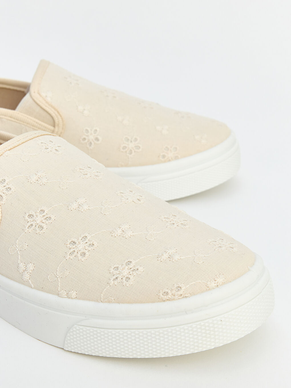 Bej Nakışlı Düz Tabanlı Slip On Kadın Sneaker-2