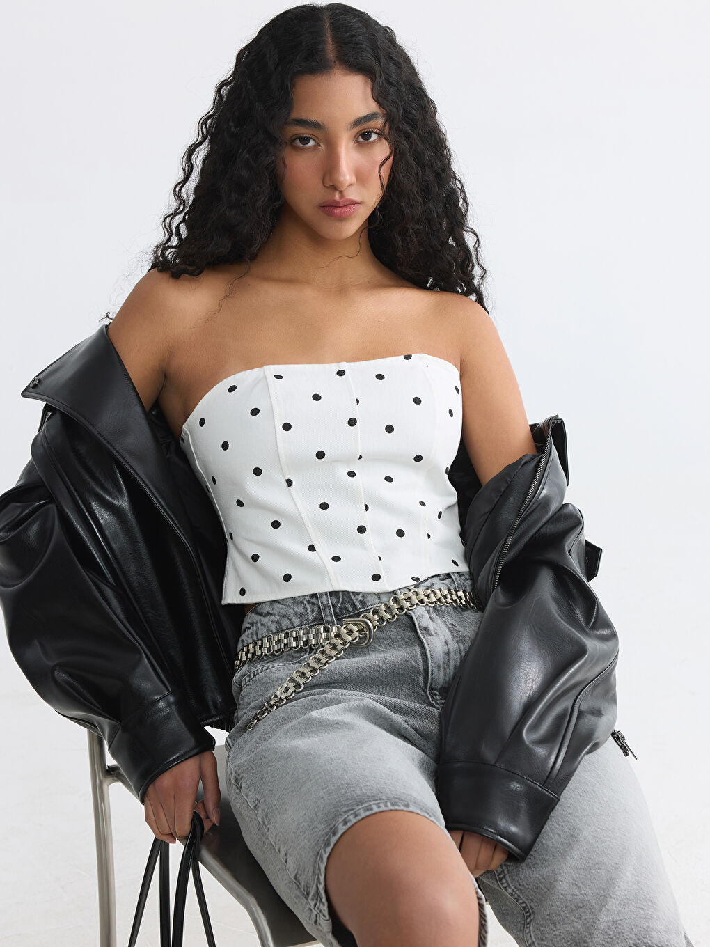 Beyaz Straplez Yaka Puantiyeli Crop Jean Bluz