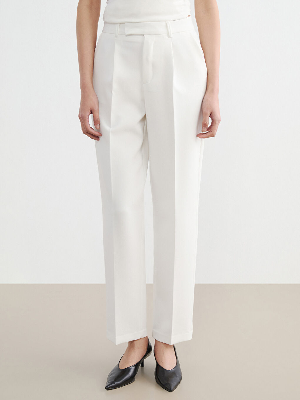 Beyaz Yüksek Bel Pileli Kadın Kumaş Pantolon-1
