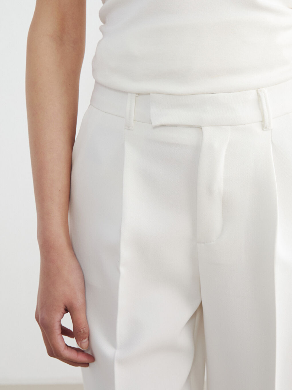 Beyaz Yüksek Bel Pileli Kadın Kumaş Pantolon-2