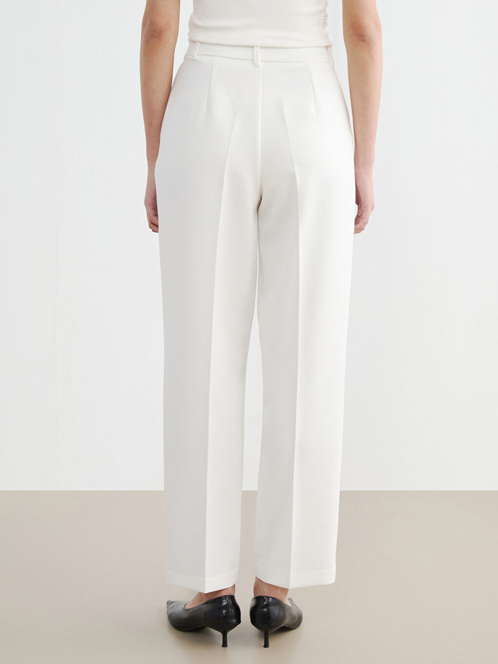 Beyaz Yüksek Bel Pileli Kadın Kumaş Pantolon-3