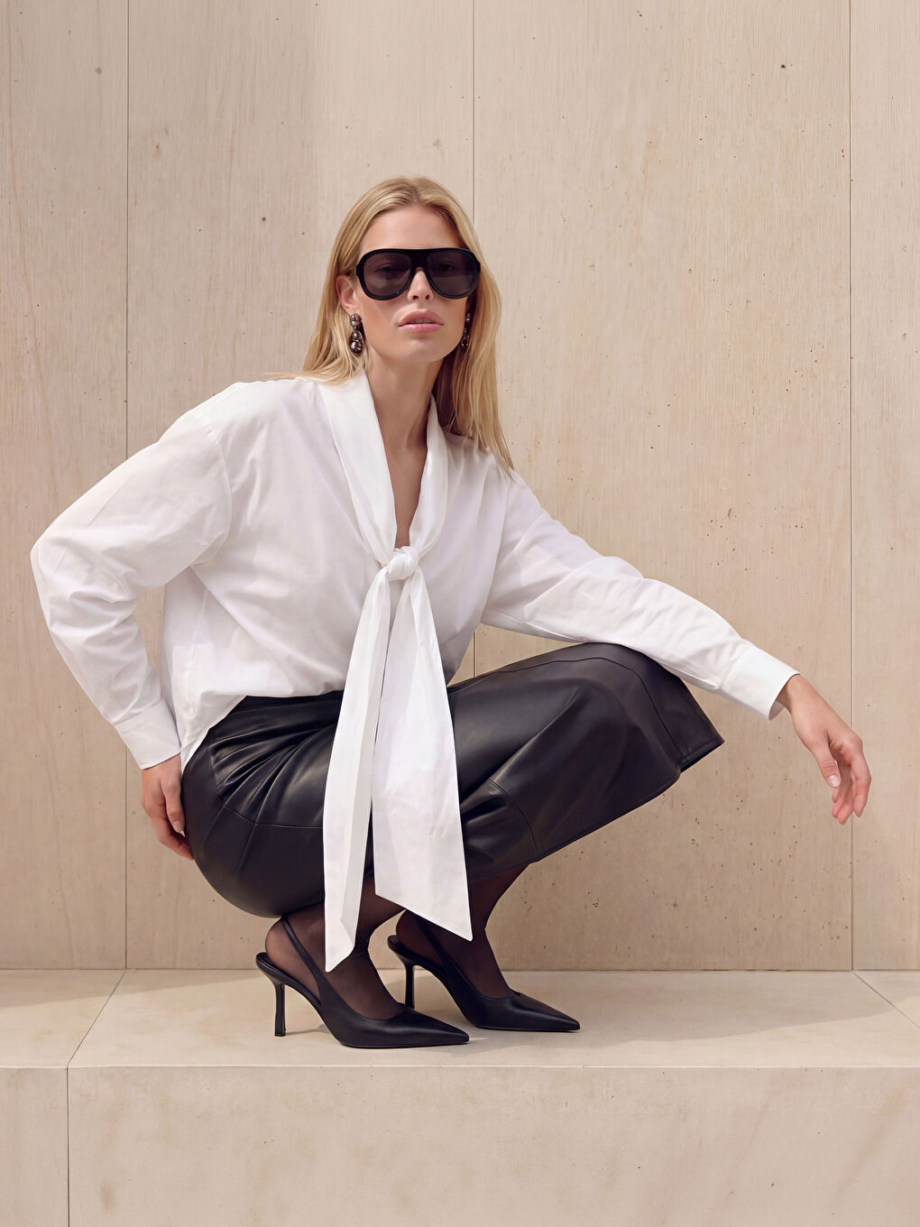 Beyaz Fular Yaka Kadın Gömlek